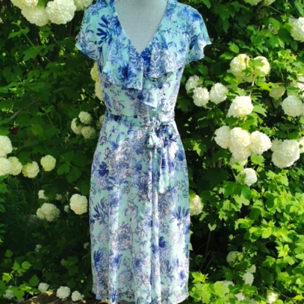 Tommy Hilfiger chiffon floral short sleeve fit/flare dress with tie. Size 4. EUC